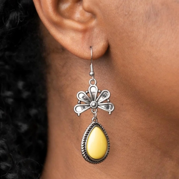 paparazzi Jewelry - Brightly Blooming Yellow